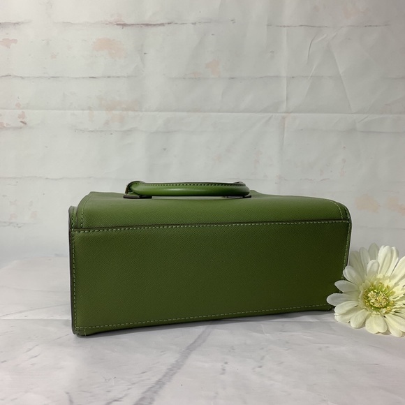 Michael Kors Hope Medium Messenger - Picture 6 of 9